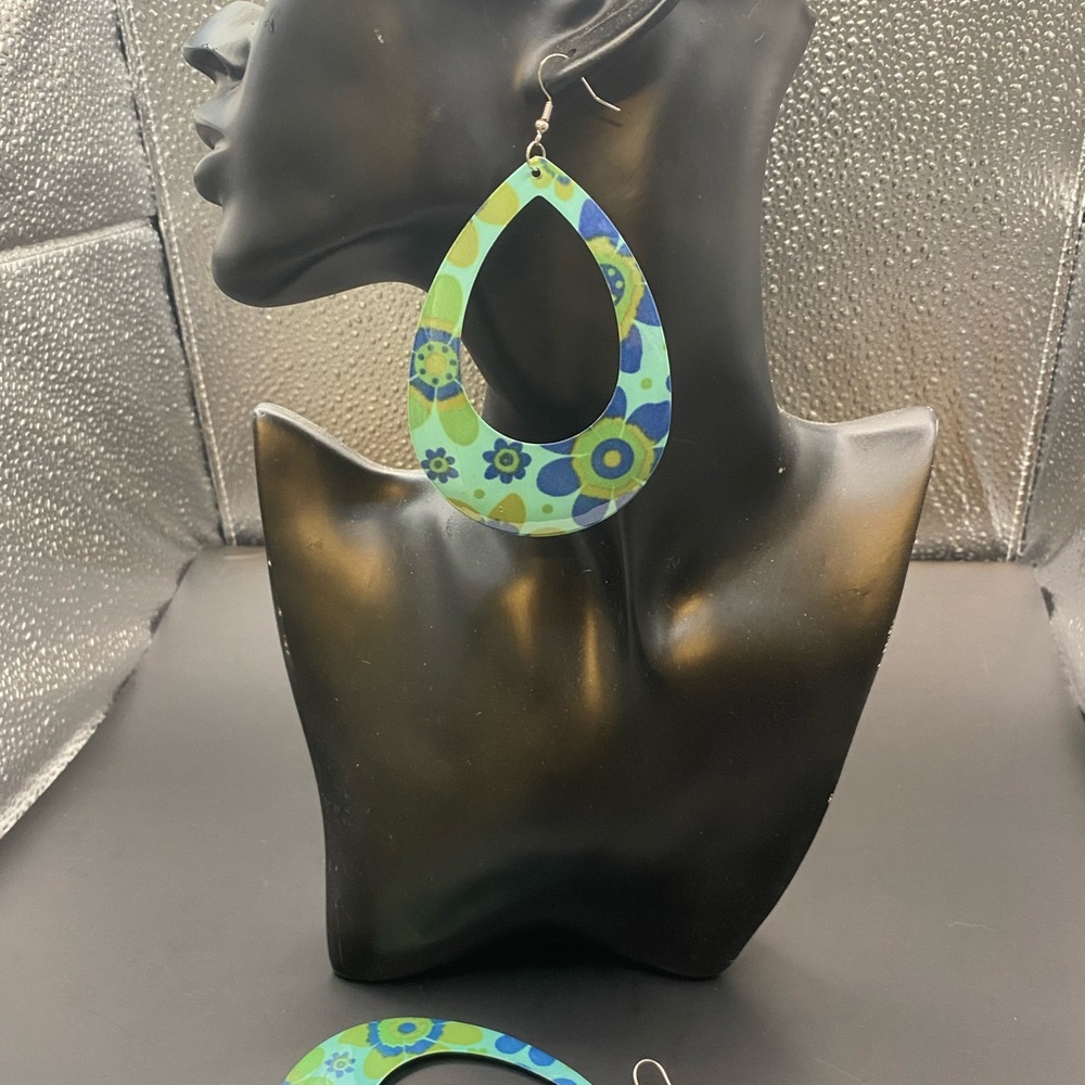 Cool chic metal 60’s vibe 3” earrings light weight, unique boho